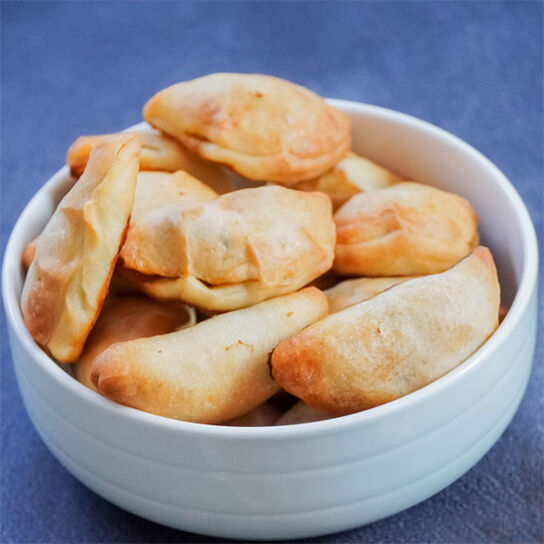 Фото дрожжевого теста из сухих дрожжей для жареных пирожков на сковороде приготовленных в домашних условиях