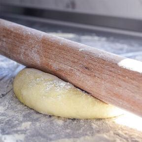 Фото эластичное и мягкое тесто на вареники на молоке