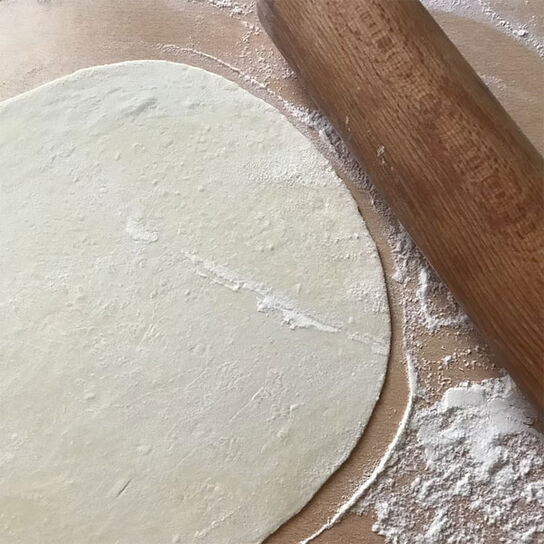 Фото как приготовить самое простое и удачное тесто на чебуреки на воде в домашних условиях