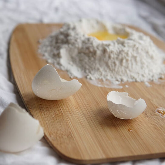 Фото идеального тонкого теста на воде и яйце для домашних пельменей