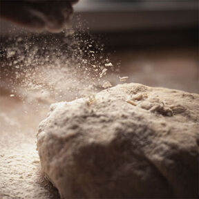 Фото приготовления сладкого дрожжевого теста в духовке