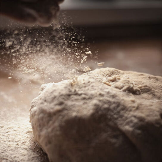 Фото приготовления сдобных булочек из сладкого дрожжевого теста в духовке