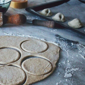 Фото заварное тесто для пельменей на кипятке с яйцом