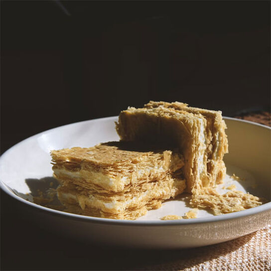 Фото самый вкусный Торт Наполеон со сгущенкой: классический советский рецепт как в детстве