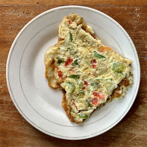 Фото Классический пышный омлет с молоком и овощами на сковороде - завтрак на каждый день