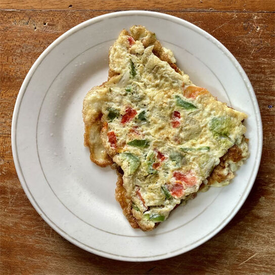 Фото Классический пышный омлет с молоком и овощами на сковороде: как приготовить омлет из яиц на молоке - завтрак на каждый день