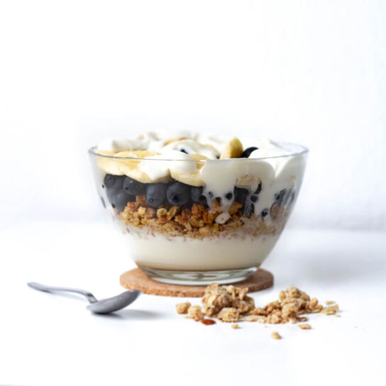 Фото Как сделать легкий и полезный диетический кокосовый греческий йогурт с фруктами: рецепт в домашних условиях